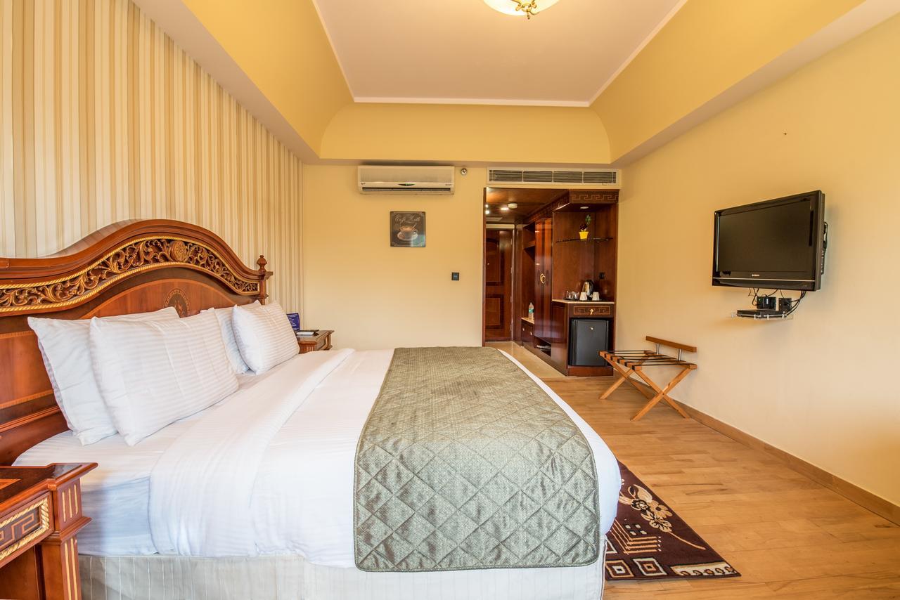 Hotel Celebration Gardens New Delhi Luaran gambar