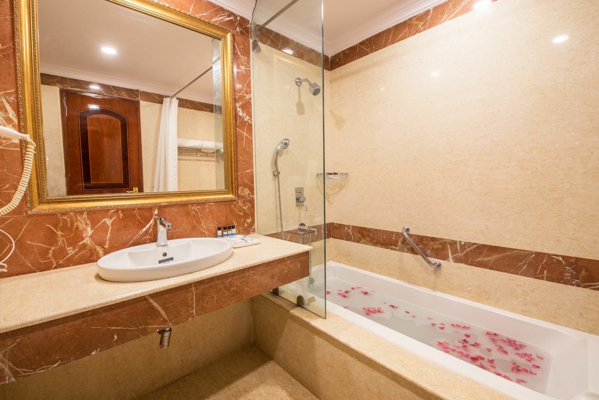 Hotel Celebration Gardens New Delhi Luaran gambar